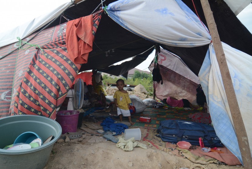 Temporary shelter for refugee in Kabonena square, Palu, Central Sulawesi, Wednesday (Oct 17).