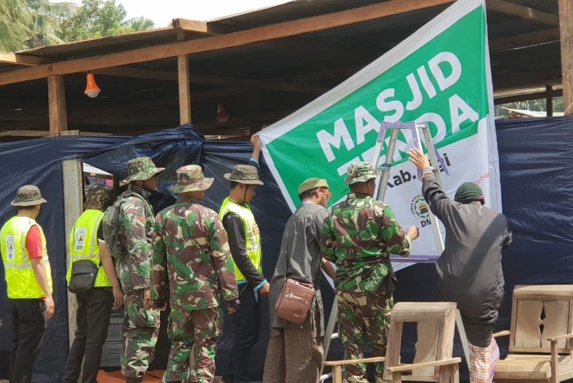 Dewan Masjid Indonesia (DMI) menerjukan tim relawan hafidz (penghafal) Alquran di Kamp Pengungsian Sulteng, Sigi, Rabu (17/10).