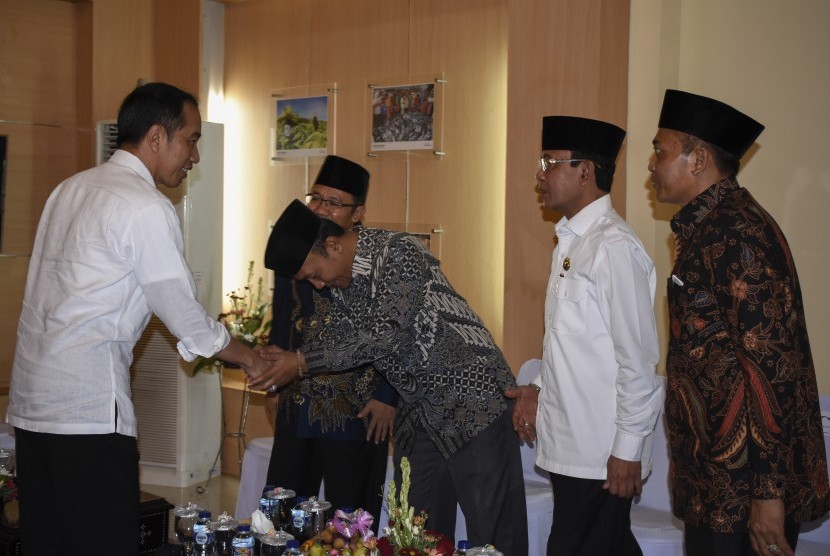 President Joko Widodo (left) shakes hand with West Lombok Regent Fauzan Khalid (third right) upon arrival at Lombok International Airport, Praya, Central Lombok, West Nusa Tenggara, Thursday (Oct 18). 