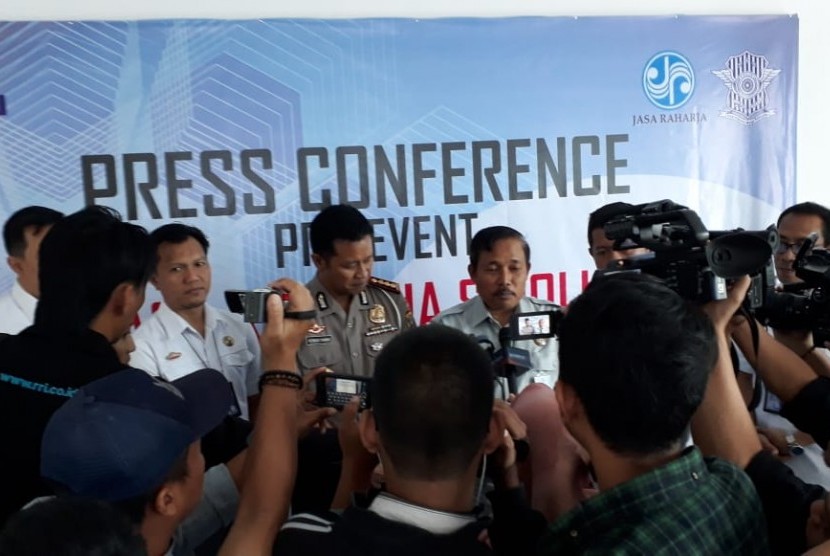  Kepala Jasa Raharja Cabang Lampung Suratno memberikan penjelasan mengenai event Jasa Raharja & Police Go to Campus, di Bandar Lampung, Kamis (18/10). 