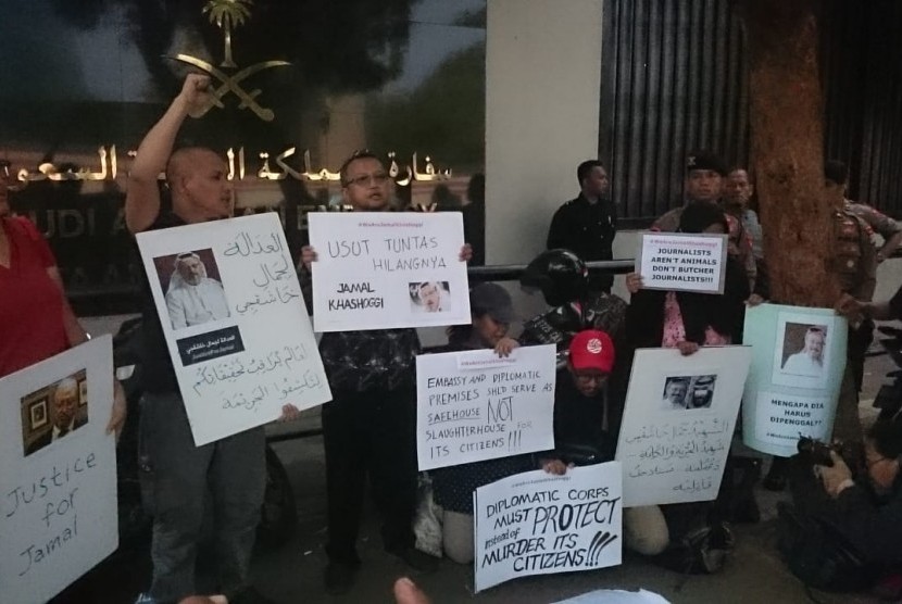 Sejumlah wartawan dari berbagai media menggelar aksi solidaritas untuk jurnalis Arab Saudi, Jamal Khashoggi, di depan Kedutaan Besar Arab Saudi, Jumat (19/10).