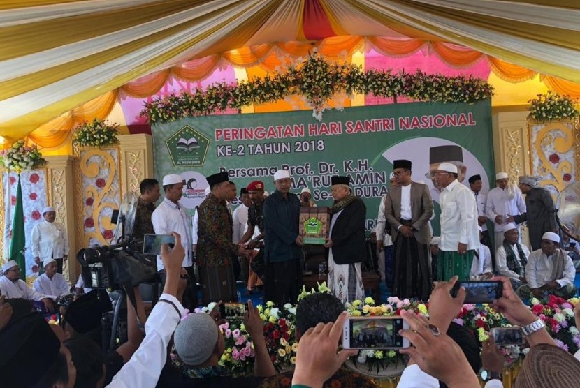 Calon Wakil Presiden nomor urut 01, KH Ma'ruf Amin saat  menghadiri peringatan Hari Santri Nasional bersama ratusan ulama se-Madura  di Pondok Pesantren Hidayatulloh Al Muhajirin, Arosbaya, Bangkalan, Madura,  Jumat (19/10). 