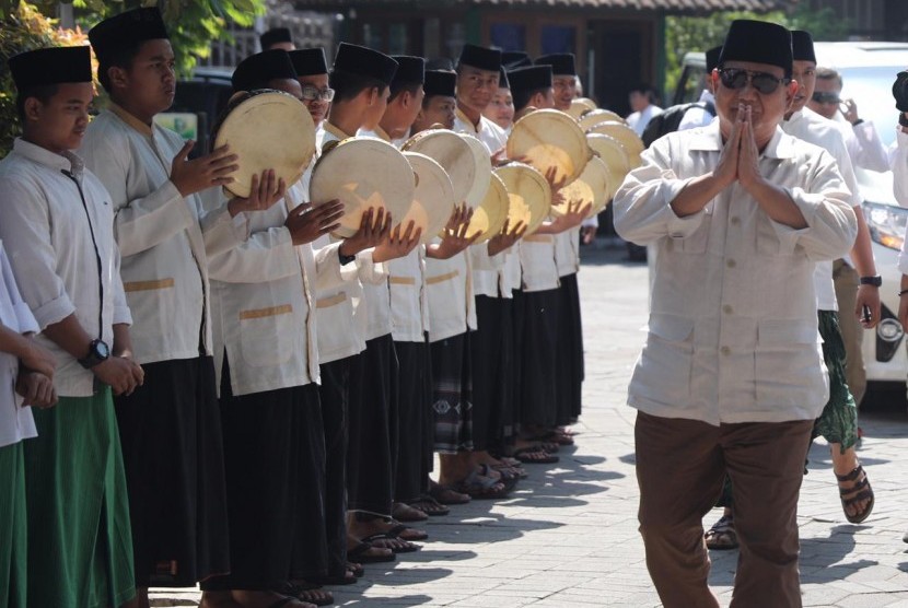 Calon Presiden (capres) nomor urut 02 Prabowo Subianto disambut pengasuh Pondok Pesantre Tebuireng, Jombang, Jawa Timur, Senin (22/10).