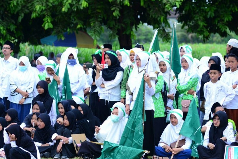 Drama kolosal resolusi jihad Kyai Haji (KH) Hasyim Asy’ari yang dimainkan oleh 150 santri memeriahkan acara Hari Santri Nasional.di.Kabupatrn.Bantul, Ahad (21/10). 