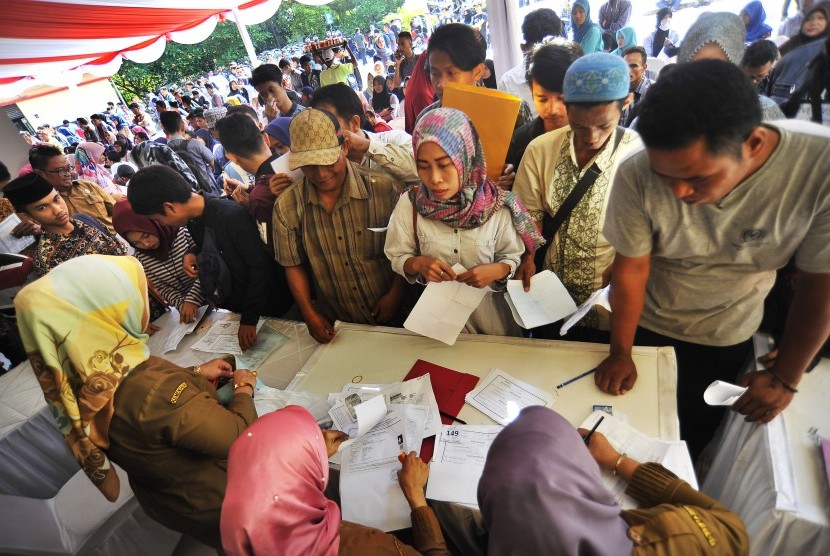 Sejumlah warga mengantre untuk mengurus pembuatan KTP Elektronik di Dinas Kependudukan dan Keluarga Berencana Pemprov Banten, di Serang, Banten, Senin (22/10/2018). 
