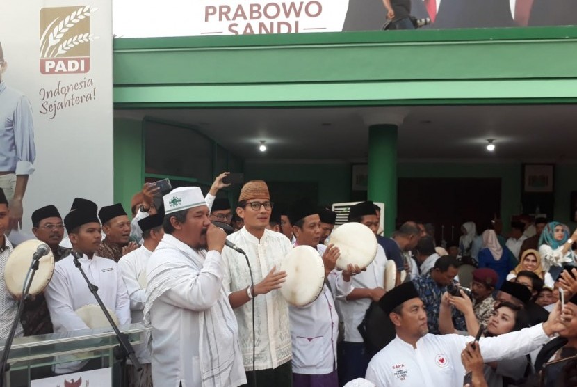 Calon Wakil Presiden nomor urut 02 Sandiaga Salahuddin Uno seusai menjalani napak tilas resolusi jihad dan meresmikan Rumah Pemenangan Jawa Timur di Jalan Gayungsari Barat, Menanggal, Gayungan, Surabaya, Senin (22/10)