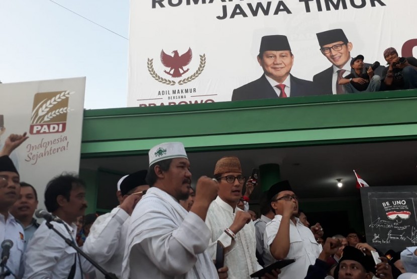 Calon Wakil Presiden nomor urut 02 Sandiaga Salahuddin Uno seusai menjalani napak tilas resolusi jihad dan meresmikan Rumah Pemenangan Jawa Timur di Jalan Gayungsari Barat, Menanggal, Gayungan, Surabaya, Senin (22/10)