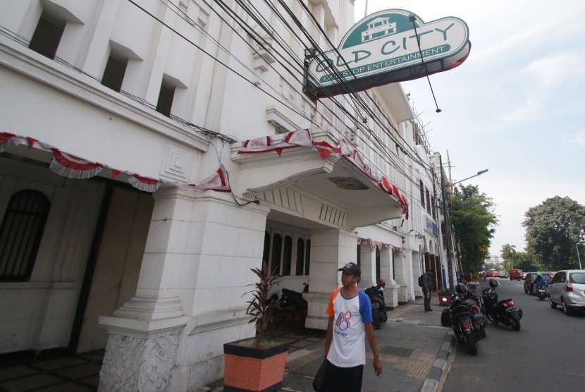 Pejalan kaki melintas di depan Diskotek Old City di Tambora, Jakarta, Senin (22/10/2018). 