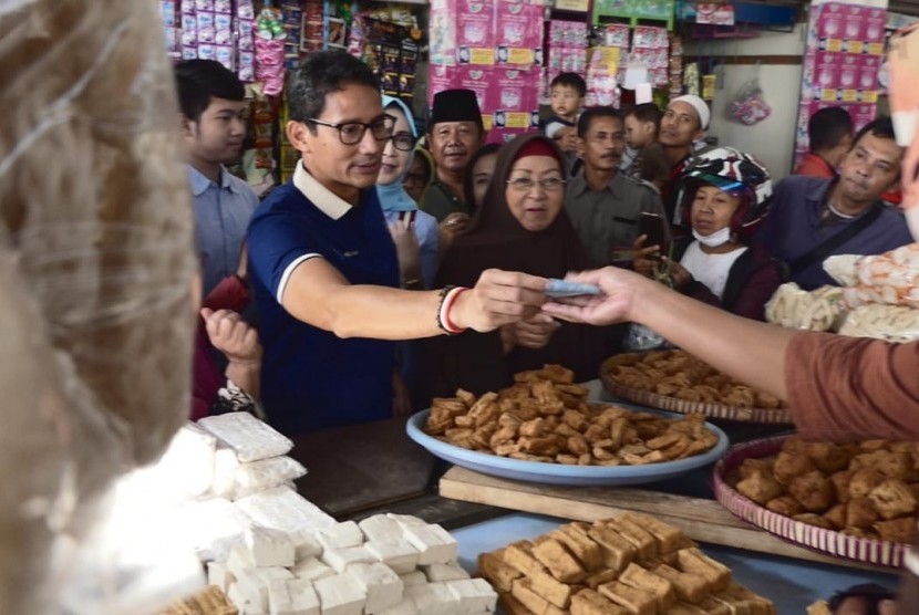 Cawapres Nomor Urut 02, Sandiaga S Uno saat membeli dan mencoba tumpi, makanan khas di pasar Projosari, Desa Harjosari, Kecamatan Bawen, Kabupaten Semarang, Rabu (24/10).