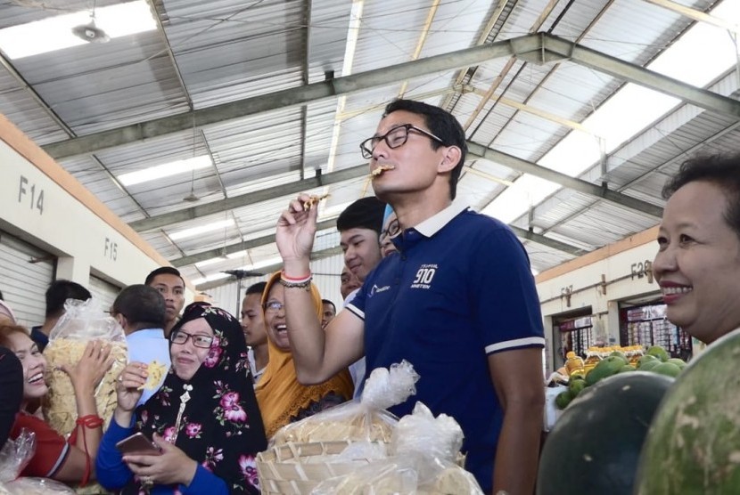 Cawapres Nomor Urut 02, Sandiaga S Uno saat membeli dan mencoba tumpi, makanan khas di pasar Projosari, Desa Harjosari, Kecamatan Bawen, Kabupaten Semarang, Rabu (24/10).