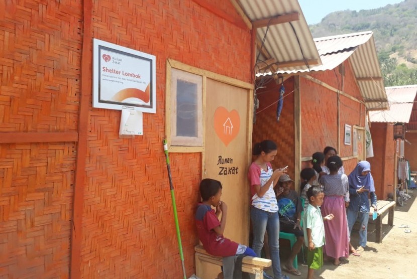 CEO Rumah Zakat Nur Effendi meresmikan Desa Berdaya di lokasi pengungsian di Desa Menggala, Kecamatan Pemenang, Lombok Utara, NTB, Rabu (24/10).