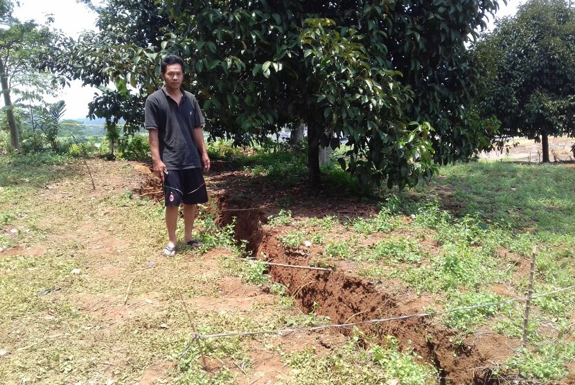 Pergeseran tanah (foto ilustrasi). Dua daerah di wilayah Kabupaten Bekasi rawan mengalami pergeseran tanah.