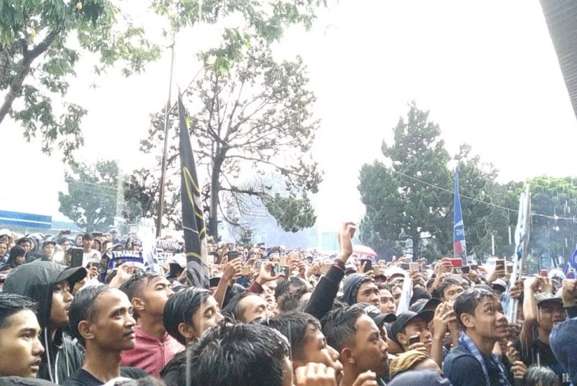 Pelatih Persib, Mario Gomez dan pemain Persib, Supardi melakukan orasi didepan ratusan Bobotoh di Bandara Husein Sastranegara, Bandung, Kamis (26/10). 