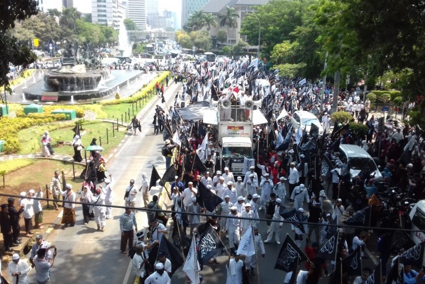 Massa Aksi melakukan unjuk rasa bela kalimat Tauhid di depan kantor Kemenko Polhukam, jalan Merdeka Barat, Jumat (27/10)