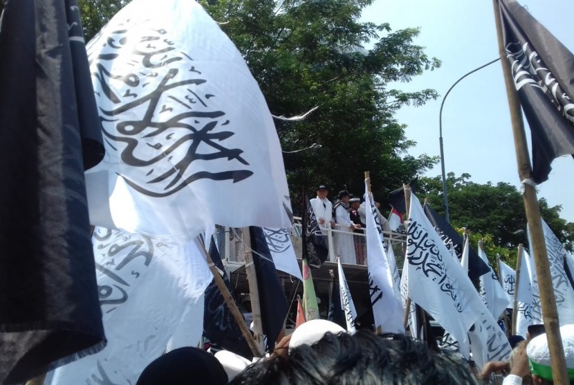 Massa Aksi melakukan unjuk rasa bela kalimat Tauhid di depan kantor Kemenko Polhukam, jalan Merdeka Barat, Jumat (27/10)