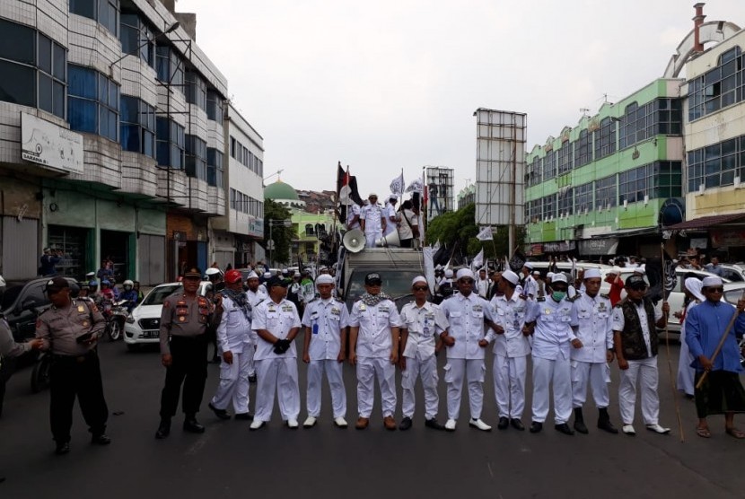 Sejumlah umat Islam menggelar aksi damai membela kalimat Tauhid di Bundaran Tugu Adipura Kota Bandar Lampung, Jumat (26/10). 