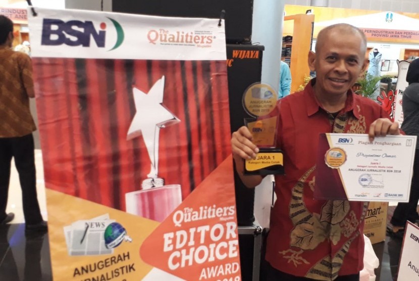 Wartawan Republika, Priyantono Oemar menyabet juara satu Anugerah Jurnalistik BSN 2018. Penyerahan penghargaan diberikan Kepala Badan Standardisasi Nasional (BSN) Bambang Prasetya dalam rangkaian acara Bulan Mutu Nasional 2018 yang digelar di Grand City Convex Surabaya, Jumat (26/10).