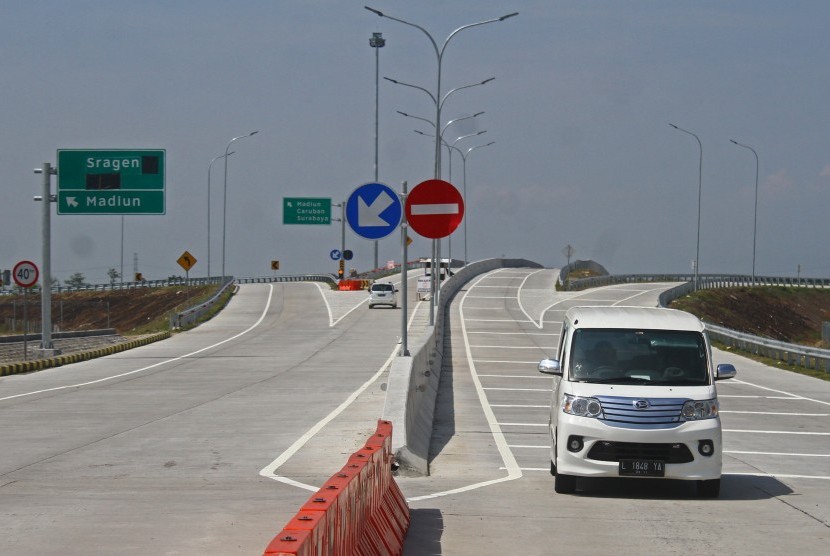 Pengendara mobil memasuki gerbang tol Ngawi, Jawa Timur, Jumat (26/10/2018). Pembangunan ruas tol Ngawi-Sragen sepanjang 51 kilometer tersebut sudah selesai dan siap untuk dioperasikan. 