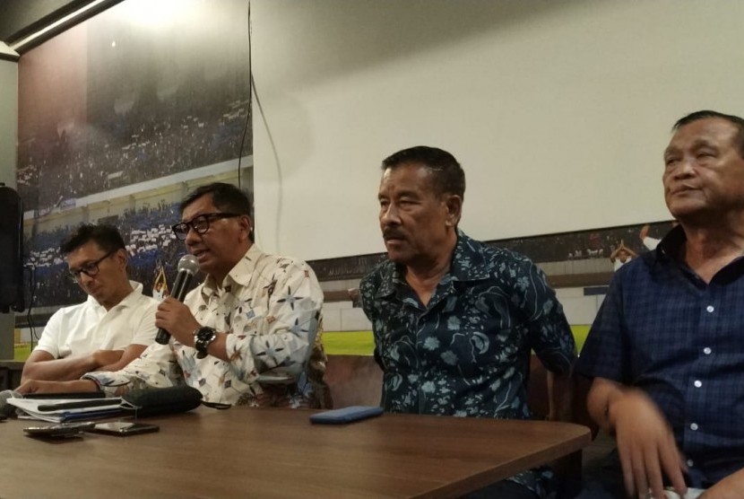 Manajemen tim Persib, PT Persib Bandung Bermartabat dalam konperensi pers di Graha Persib, Jalan Sulanjana Kota Bandung, Jumat (26/10).