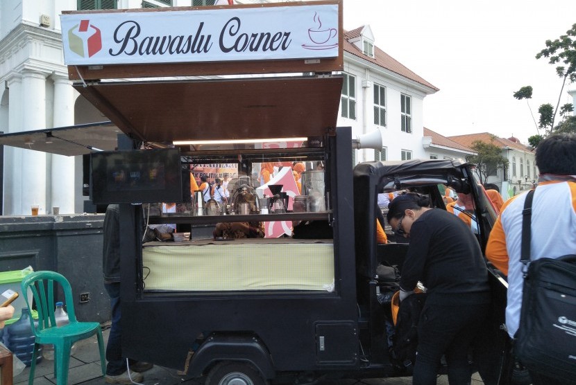 Bawaslu Corner menyediakan kopi gratis untuk masyarakat  disediakan oleh Bawaslu DKI Jakarta. Pertama kali diluncurkan di Kota Tua,  Jakarta Barat pada Sabtu (27/10).
