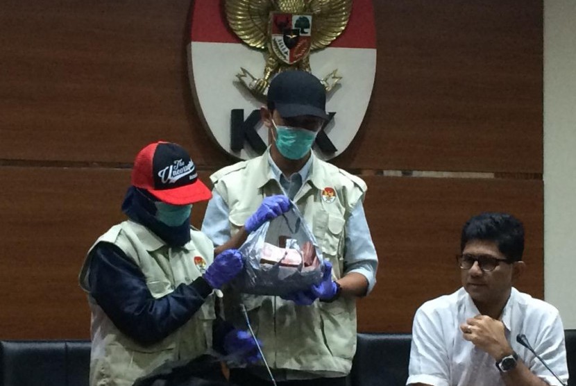 Wakil Ketua Laode M Syarief (kanan) dan petugas KPK menunjukkan barang bukti dugaan suap kepada Anggota DPRD Kalteng terkait Tugas dan Fungsi Pengawasan DPRD Kalteng Tahun 2018, di Gedung KPK, Jakarta, Sabtu (27/10).