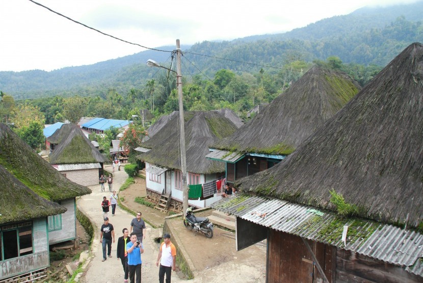 Warga dan wisatawan berada di kawasan Rumah Ijuk di Desa Sibanggor Julu, Mandailing Natal, Sumatera Utara, Sabtu (27/10/2018).