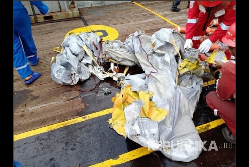 Beberapa serpihan pesawat Lion Air JT 610 yang jatuh di perairan Karawang, Senin (29/10).