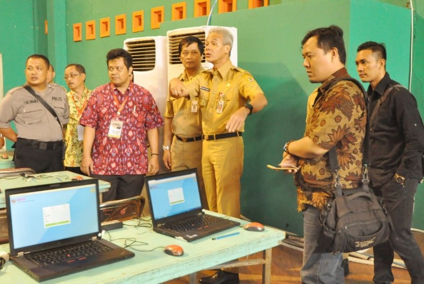 Gubernur Jawa Tengah, Ganjar Pranowo  saat melakukan pantauan pelaksanaan tes CAT Seleksi Kompetensi Dasar (SKD) CPNS di kompleks GOR Pandanaran, Senin (29/10). Gubernur mengakui peleksanaan tes ini carut marut akibat penyedia jasa perangkat dan jaringan tidak provesional. 