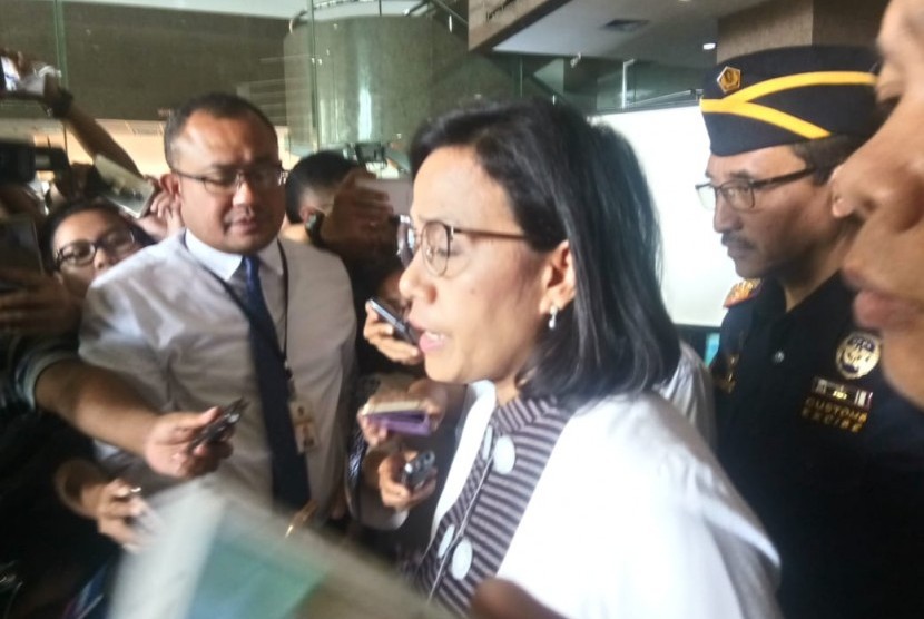 Sri Mulyani sampaikan kabar duka kepada keluarga korban meninggal Pesawat Lion Air JT 610 di Kantor Basarnas, Jakarta, Senin (29/10) siang.  Beberapa korban meninggal merupakan pegawai lingkup Kementerian Keuangan.