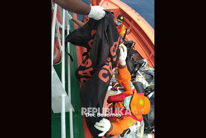 Awak kapal KN SAR 224 Jakarta dan RIB 03 Jakarta mengamankan serpihan-serpihan yang diduga terkait jatuhnya pesawat Lion Air bernomor penerbangan JT-610 rute Jakarta-Pangkalpinang yang jatuh di laut utara Karawang, Jawa Barat, Senin (29/10/2018). 