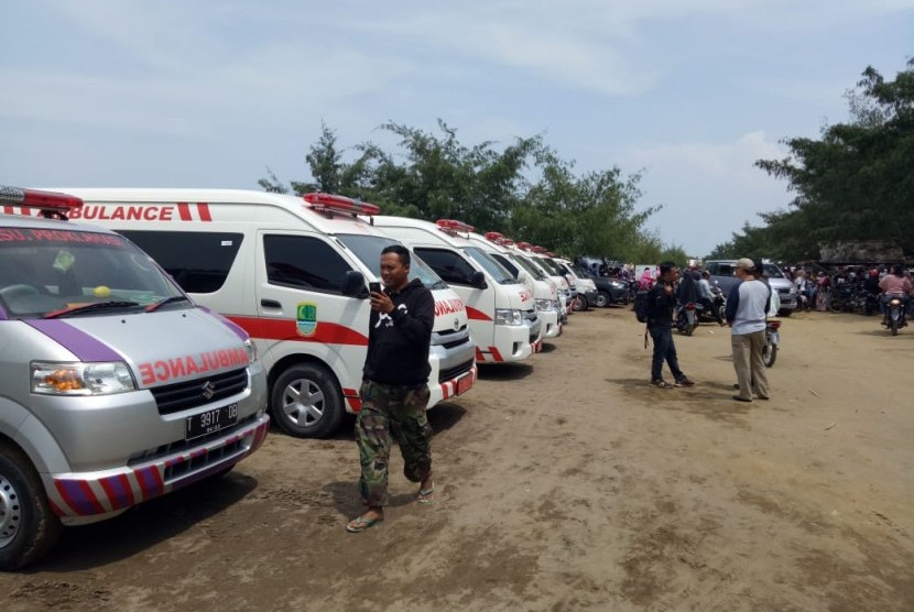 20 ambulans disiagakan di pesisir Pantai Tanjung Pakis, Desa Tanjung Pakis, Kecamatan Pakisjaya, Karawang, untuk mengevakuasi korban jatuhnya pesawat  Lion Air JT 610, Senin (29/10).