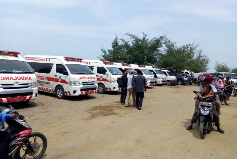 20 ambulans disiagakan di pesisir Pantai Tanjung Pakis, Desa Tanjung Pakis, Kecamatan Pakisjaya, Karawang, untuk mengevakuasi korban jatuhnya pesawat  Lion Air JT 610, Senin (29/10).