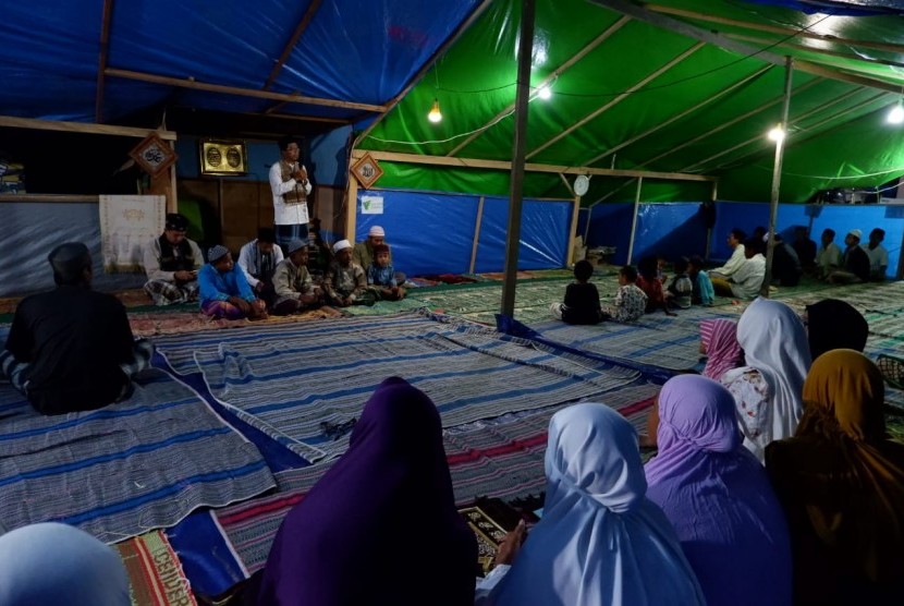 Dompet Dhuafa menggelar zikir dan tabligh akbar bersama penyintas di mushala darurat sementara di Posko VI Desa Jono Oge-Lolu, Kabupaten Sigi, Sulawesi Tengah (Sulteng), Ahad (28/10) malam. 
