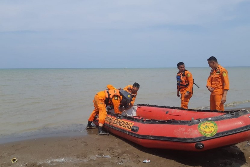 Anggota Basarnas sedang menyiapkan perahu karet, untuk evakuasi korban Lion Air JT 610, di Pantai Tanjung Pakis, Kecamatan Pakisjaya, Karawang, Senin (29/10). 