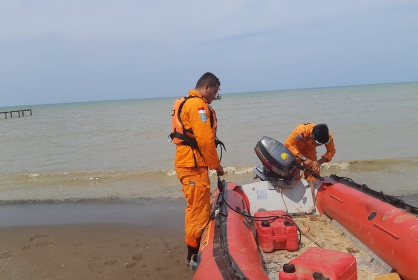 Anggota Basarnas sedang menyiapkan perahu karet untuk evakuasi korban Lion Air JT 610, di Pantai Tanjung Pakis, Kecamatan Pakisjaya, Karawang, Senin (29/10). 