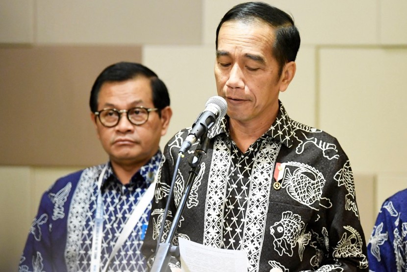Presiden Joko Widodo (kanan) didampingi Sekretaris Kabinet Pramono Anung menyampaikan keterangan pers terkait kecelakaan pesawat Lion Air JT610 di Nusa Dua, Bali, Senin (29/10/2018).