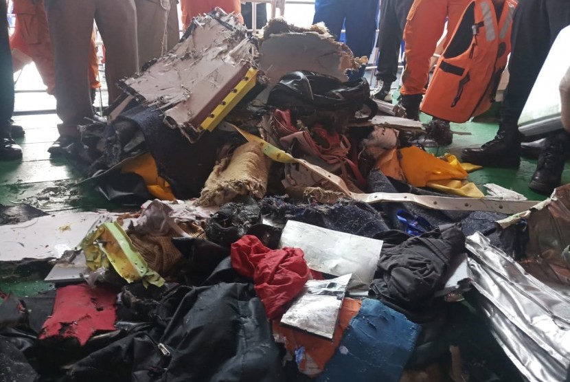 Benda-benda yang ditemukan dalam pencarian puing Lion Air JT 610, Senin (29/10). 