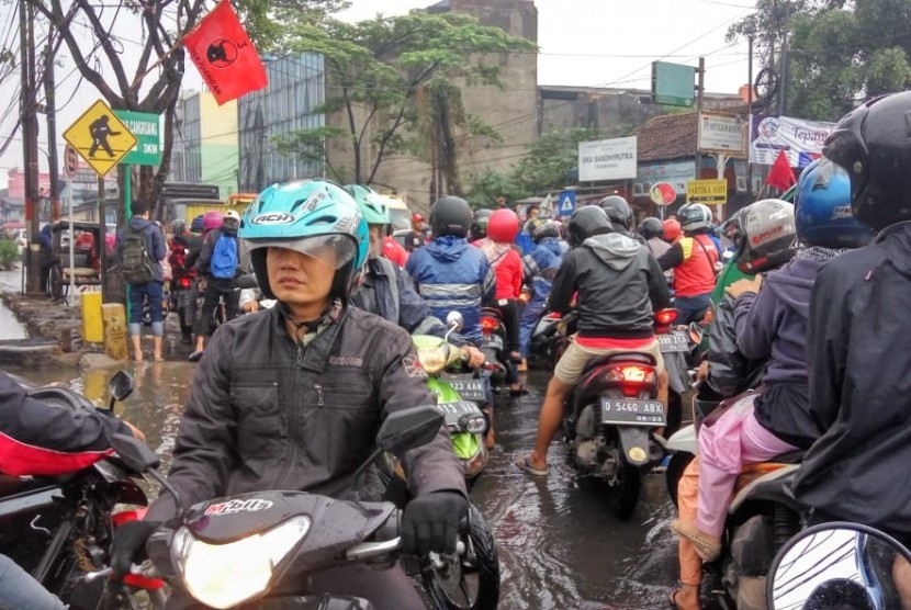 Hujan deras di Kabupaten Bandung, Senin (29/10) malam menyebabkan sejumlah ruas jalan terendam banjir. Akibatnya, kemacetan terjadi di ruas jalan Muhammad Toha-Dayeuhkolot, Selasa (30/10).