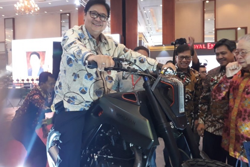 Menperindag Airlangga Hartarto ketika mengunjungi stan sejumlah peserta Indonesia motorcylce show (Imos) di Jakarta Convetion Centre Rabu (31/10). 