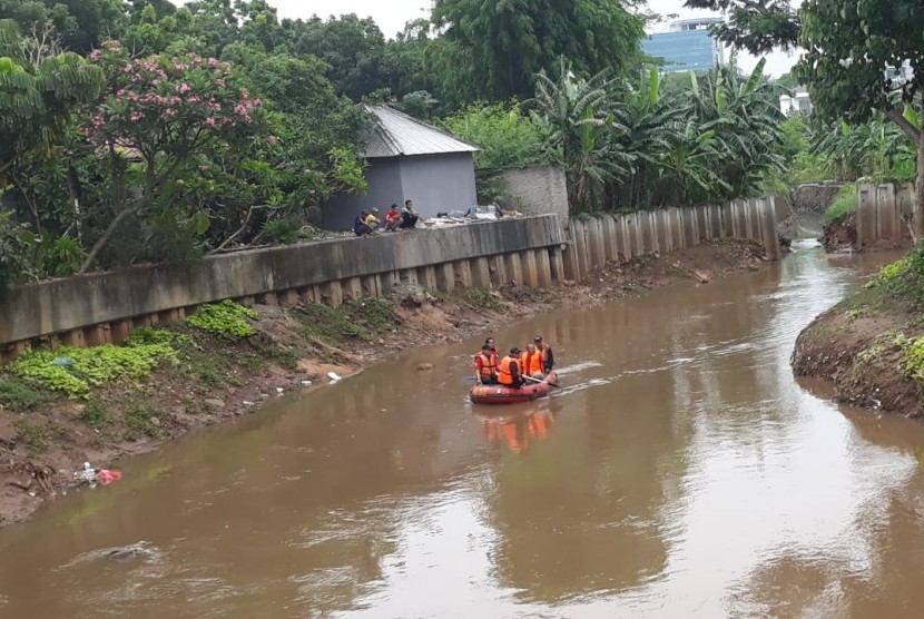 Seorang bocah berusia 11 tahun dilaporkan tenggelam di Kali Pesanggrahan, Jakarta Selatan, Sabtu (1/2) (Foto: ilusrrasi pencarian korban tenggelam di Kali Pesanggrahan)