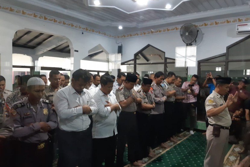 Polresta Solo menggelar sholat ghoib untuk mendoakan korban dan keluarga korban kecelakaan pesawat Lion Air JT-610, di Masjid An Nur Kompleks Mapolresta Solo, Rabu (31/10).