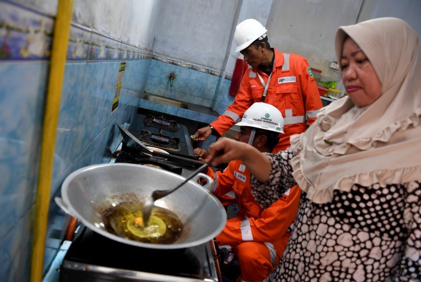 Petugas memeriksa kondisi jaringan gas PGN di salah satu rumah warga di Probolinggo, Jawa Timur, Rabu (31/10/2018).