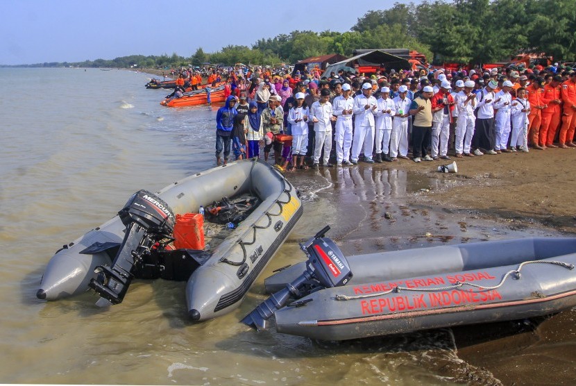 Ratusan warga dan tim gabungan evakuasi pesawat Lion Air JT 610 melakukan shalat gaib dan doa bersama di perairan Karawang, Pantai Tanjung Pakis, Jawa Barat, Rabu (31/10/2018)