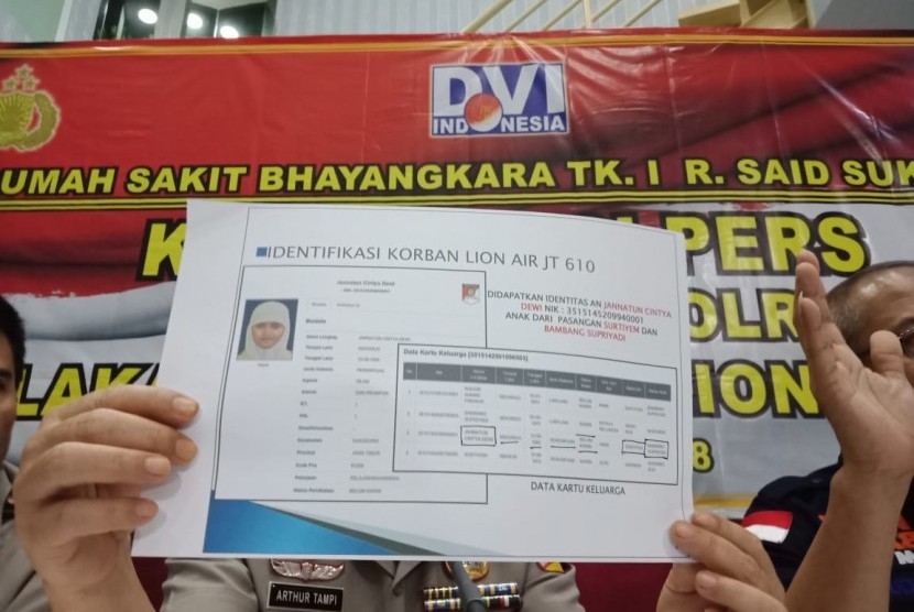 Tim Disaster Victim Identification (DVI) Rumah Sakit (RS) Polri berhasil mengidentifikasi 1 korban jenazah korban jatuhnya pesawat Lion Air, Rabu (31/10), Jakarta. Korbanyang  teridentifikasi atas nama Jannatun Cintya Dewi asal Jawa Timur. 