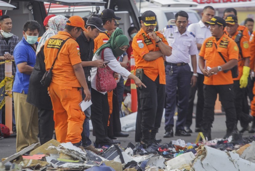 Pihak keluarga didampingi Petugas mencari barang milik korban pesawat Lion Air JT 610 yang jatuh di perairan Tanjung Karawang di Posko Evakuasi Pelabuhan Tanjung Priok, Jakarta, Rabu (31/10/2018).