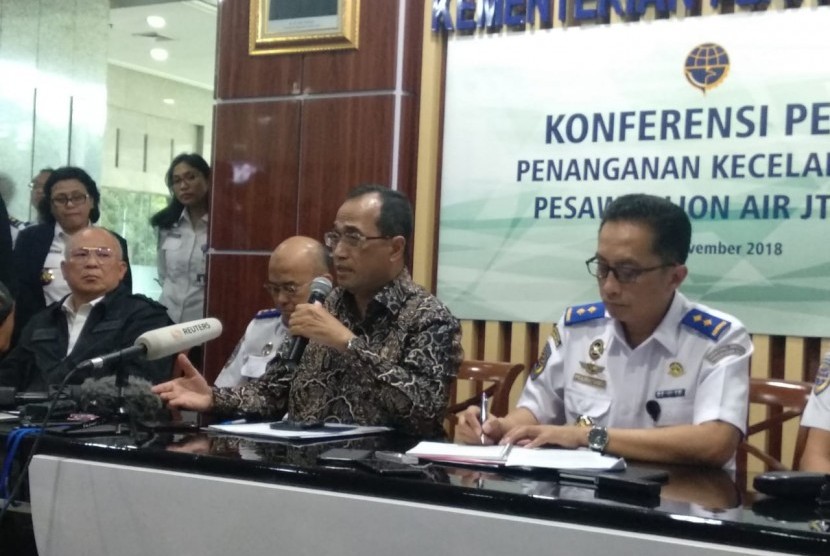 Menteri Perhubungan (Menhub) Budi Karya Sumadi di Gedung Karsa Kementerian Perhubungan, Kamis (1/11) memberikann mengenai langkah selanjutnya pasca kecelakaan Pesawat Lion Air registrasi PQ-LQP dengan nomor penerbangan JT 610 pada 29 Oktober 2018. 