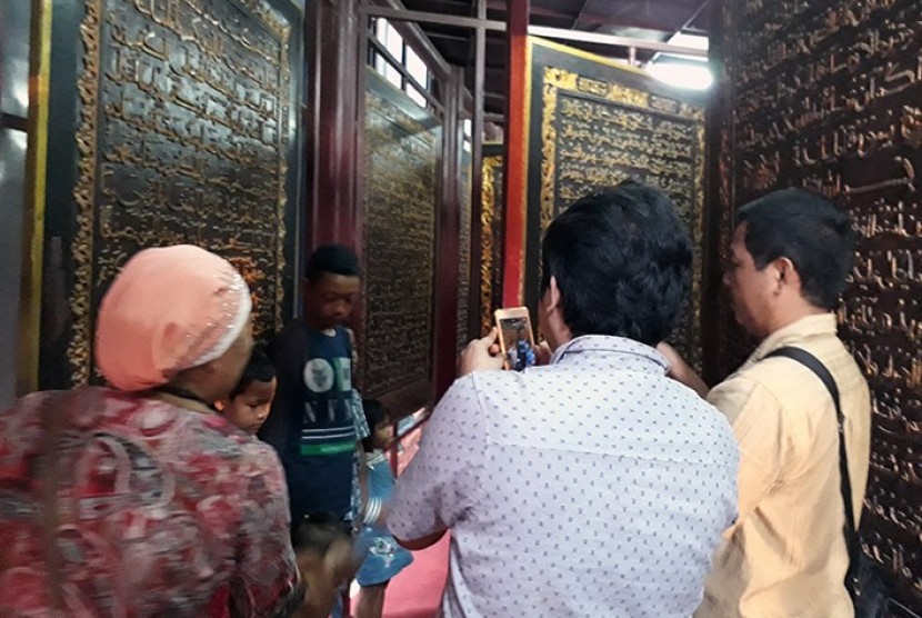  Destinasi wisata halal di Sumatera Selatan (Sumsel) Bait Alquran atau Alquran Akbar yang berupa mushaf Alquran terbuat dari lembaran kayu setinggi 2 meter dengan lebar sekitar 1,5 meter. Berwarna dasar coklat dengan tulisan timbul berwarna emas. 