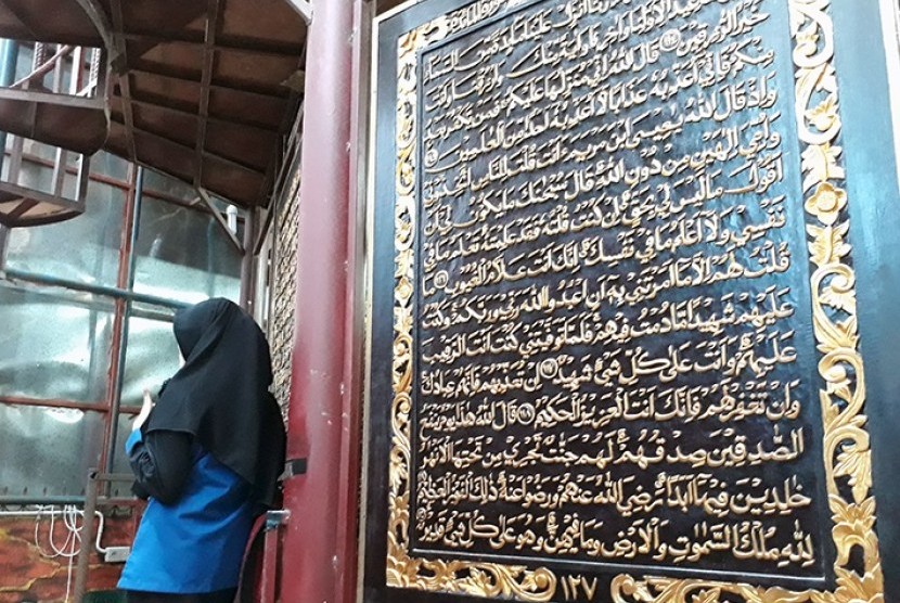  Destinasi wisata halal di Sumatera Selatan (Sumsel) Bait Alquran atau Alquran Akbar yang berupa mushaf Alquran terbuat dari lembaran kayu setinggi 2 meter dengan lebar sekitar 1,5 meter. Berwarna dasar coklat dengan tulisan timbul berwarna emas. 