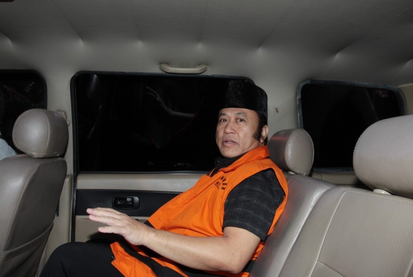 Bupati nonaktif Lampung Selatan Zainudin Hasan berada dalam mobil tahanan usai menjalani pemeriksaan di KPK, Jakarta, Kamis (1/11/2018).