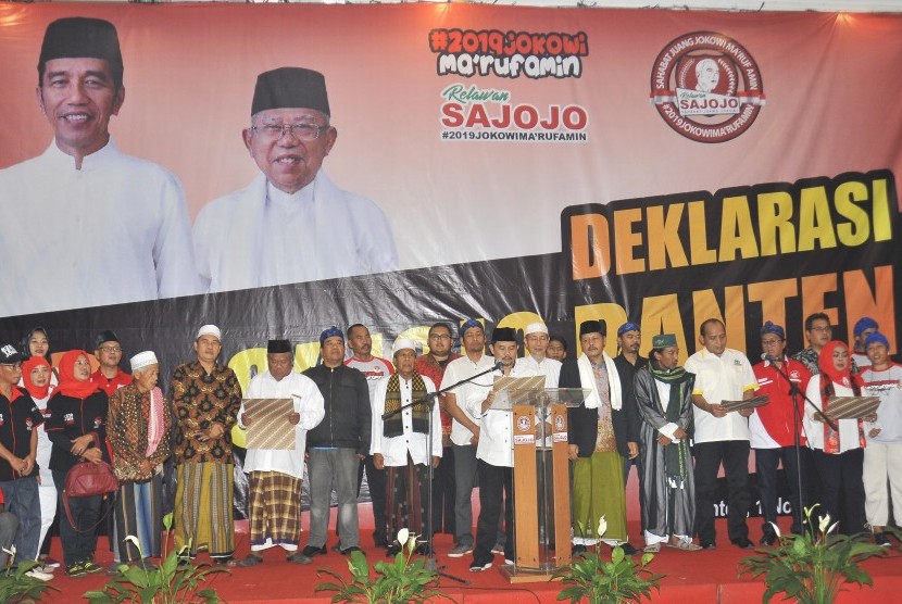 Koordinator Nasional (Kornas) Relawan Sajojo (Sahabat Joang Jokowi-Ma'ruf Amin) Faozan Amar (tengah) bersama ulama dan tokoh masyarakat Banten mendeklarasikan relawan Sajojo Banten di Serang, Kamis (1/11/2018).